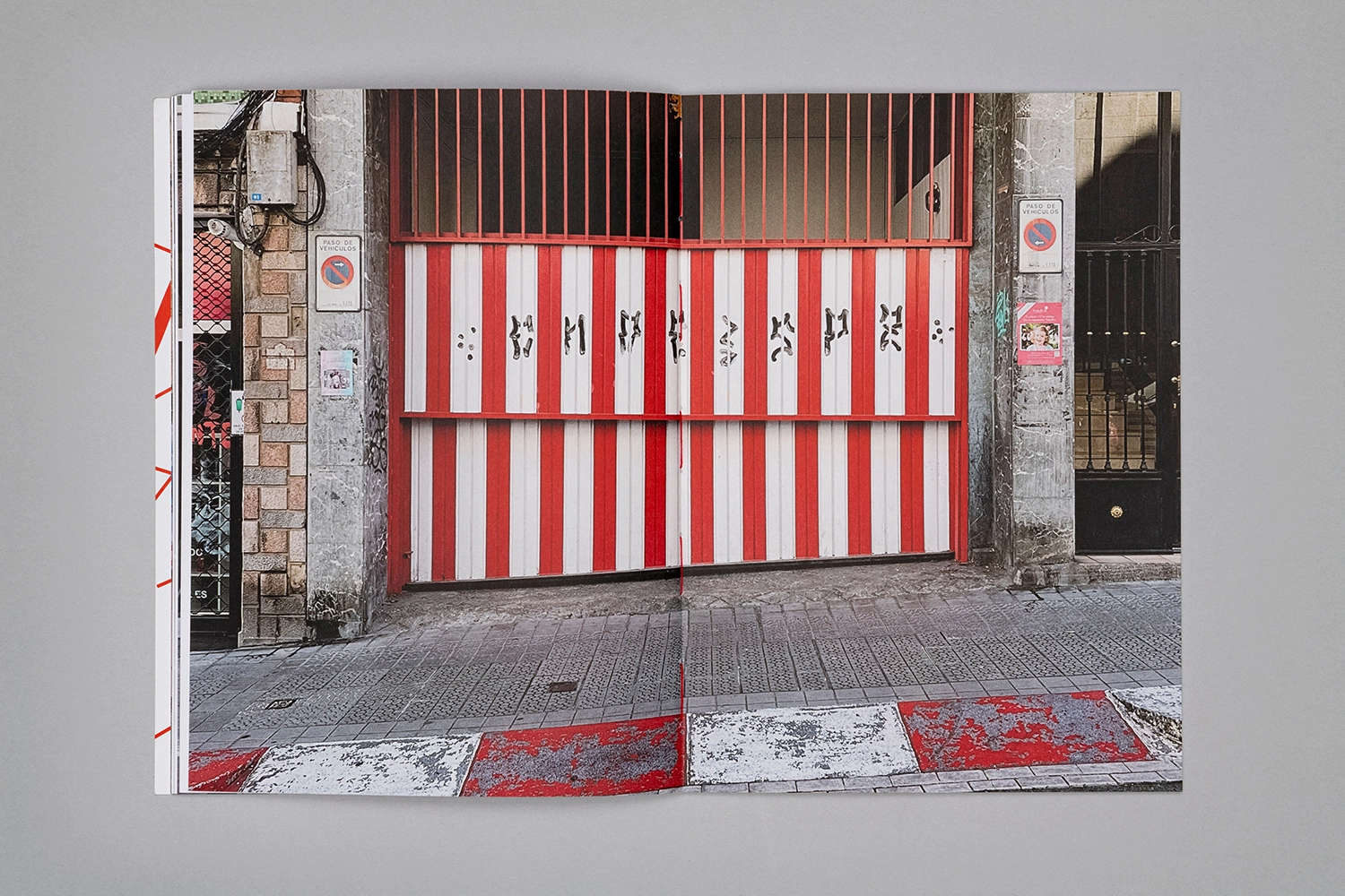 puerta de garage bilbao, foto 1500x1000px toni tena, mil rayas, joseba zulaika